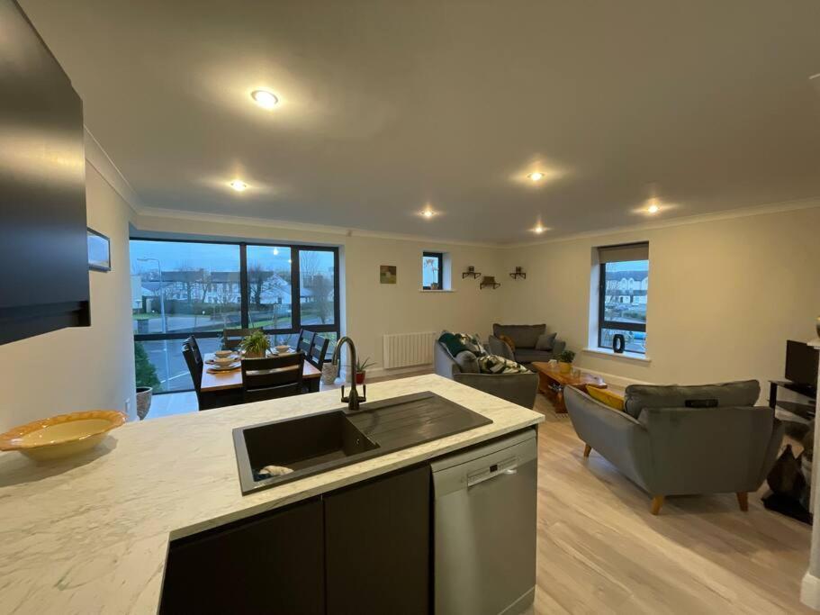 Entire Apartment , Centre Carrick-On-Shannon Екстер'єр фото